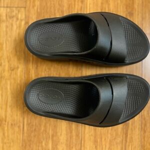 WOMEN'S OOMEGA OOAHH SANDAL - BLACK